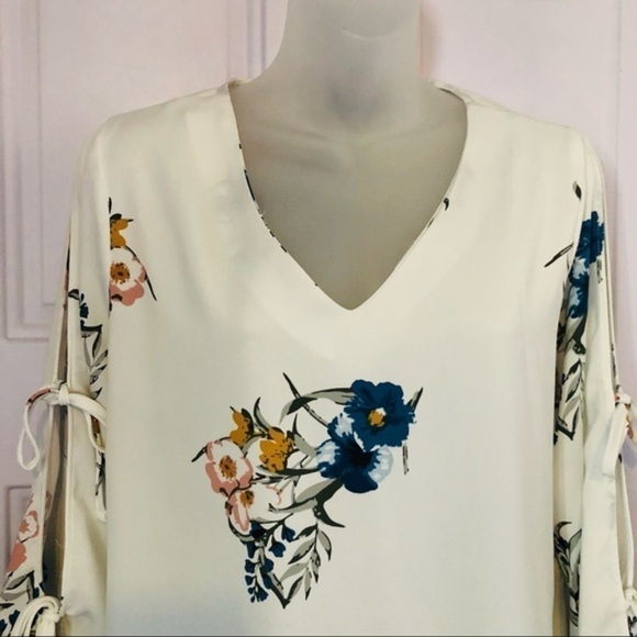 Lily Morgan open bell sleeves with ties. - Picture 2 of 10